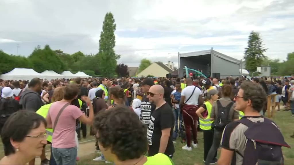 Des gilets jaunes au rassemblement pour Adama Traoré. Des gilets jaunes au rassemblement pour Adama Traoré.
