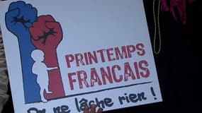 Pancarte ornée du logo du Printemps français lors d'une manifestation anti-mariage pour tous.