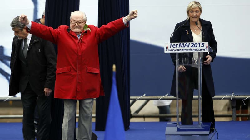 Jean-Marie Le Pen sur la scène du meeting de Marine Le Pen le 1er mai place de l'Opéra, à Paris. 