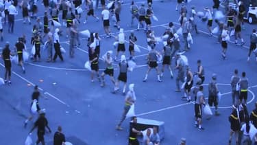 A West Point, la traditionnelle bataille d'oreillers s'est transformée en lutte armée, a constaté le New York Times.