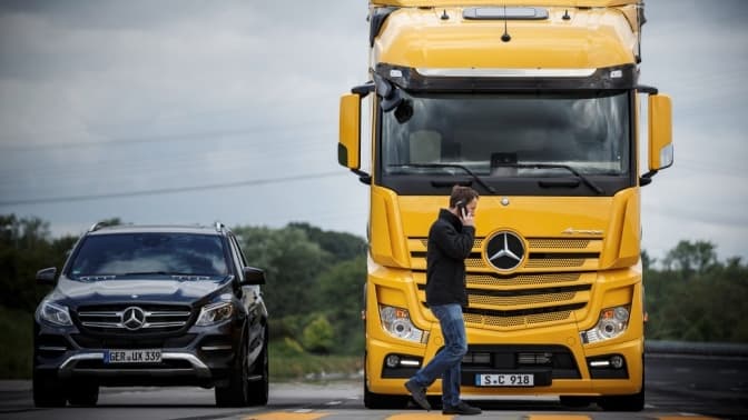 Mercedes équipe ses camions de systèmes de détection d'obstacles, cyclistes et piétons pour le milieu urbain, une première. 