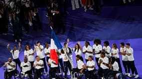 Différents athlètes de l'équipe de France paralympique lors de la cérémonie de clôture des JO 2024.