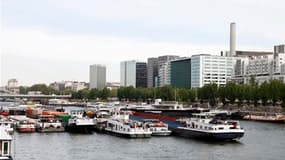 Barrage sur la Seine devant le ministère de l'Economie et des Finances, à Paris, mercredi. Tous les barrages qui bloquaient le trafic sur les fleuves du nord-est de la France ont été levés après la signature d'un accord entre les artisans bateliers et le