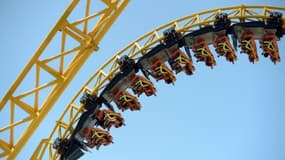 Montagnes russes dans un parc d'attractions. Photo d'illustration.