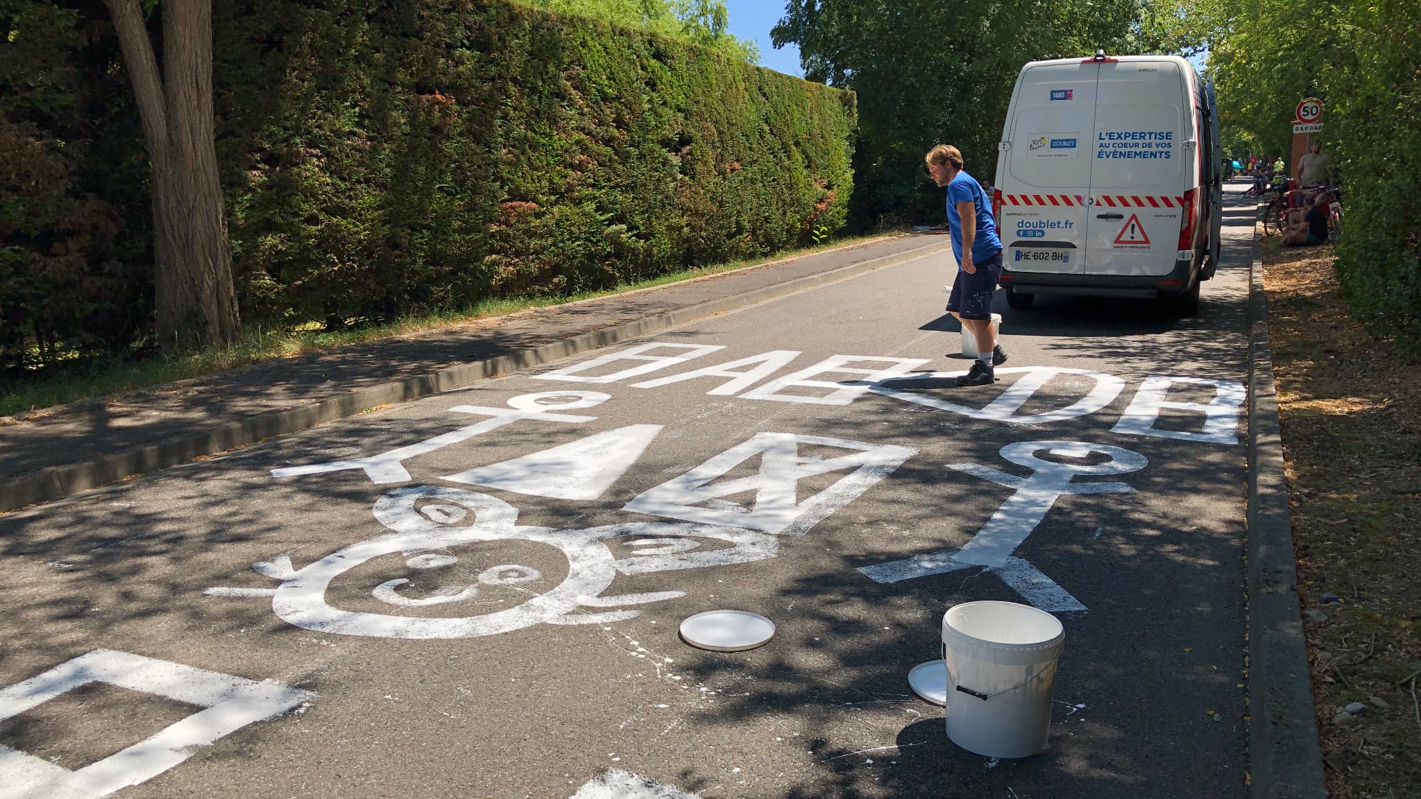 Le travail des effaceurs du Tour de France, lors de la 11e étape, le 16 juillet 2025 Le travail des effaceurs du Tour de France, lors de la 11e étape, le 16 juillet 2025
