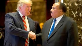 Donald Trump (g) et Martin Luther King III, le fils aîné du pasteur icône des droits civiques, le 17 janvier 2017 à New York