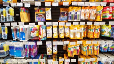 Des fournitures scolaires vendues dans un supermarché de Vendée, le 27 août 2024 (photo d'illustration). 