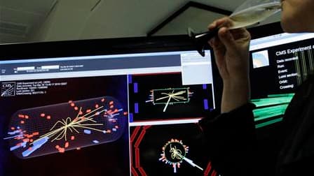 Champagne dans la salle de contrôle du Centre européen de recherche nucléaire (Cern), installé à la frontière franco-suisse, aux portes de Genève. Un succès d'envergure dans les recherches sur la création de l'univers a été obtenu mardi avec la première c