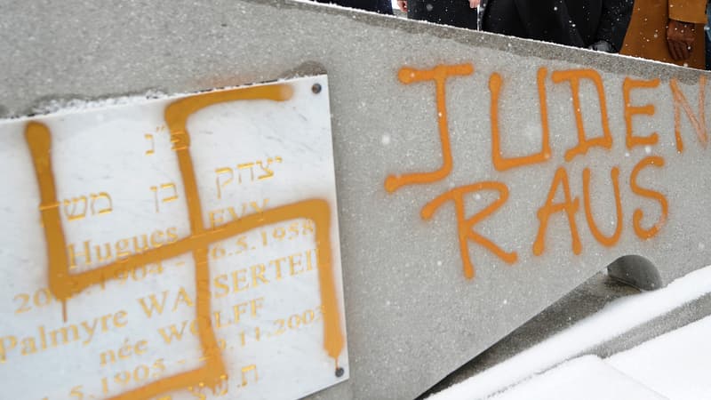 Une croix gammée taguée dans un cimetière juif