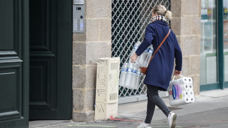 Désinfecter les courses, applaudir à 20h... Ces 10 choses qu'on faisait pendant le confinement (et qu'on ne fait plus)