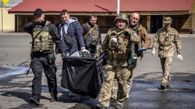 Des militaires ukrainiens retirent des corps de civils à Kramatorsk le 8 avril 2022