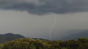 Cette photo prise le 11 août 2022 montre un éclair pendant un orage au-dessus de la vallée du Taravo, en Corse. (photo d'illustration)