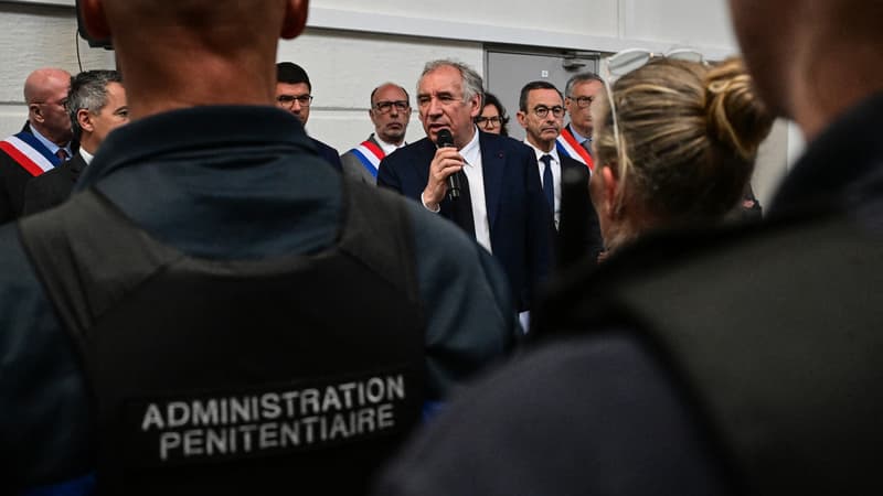 François Bayrou, flanqué du ministre français de l'Intérieur Bruno Retailleau (2e à droite), s'adresse aux membres du personnel de l'administration pénitentiaire lors de sa visite du centre pénitentiaire de Saint-Quentin-Fallavier, dans le sud-est de la France, le 23 avril 2025, au lendemain de plusieurs attaques contre les infrastructures et le personnel pénitentiaires à travers le pays ces dernières semaines.