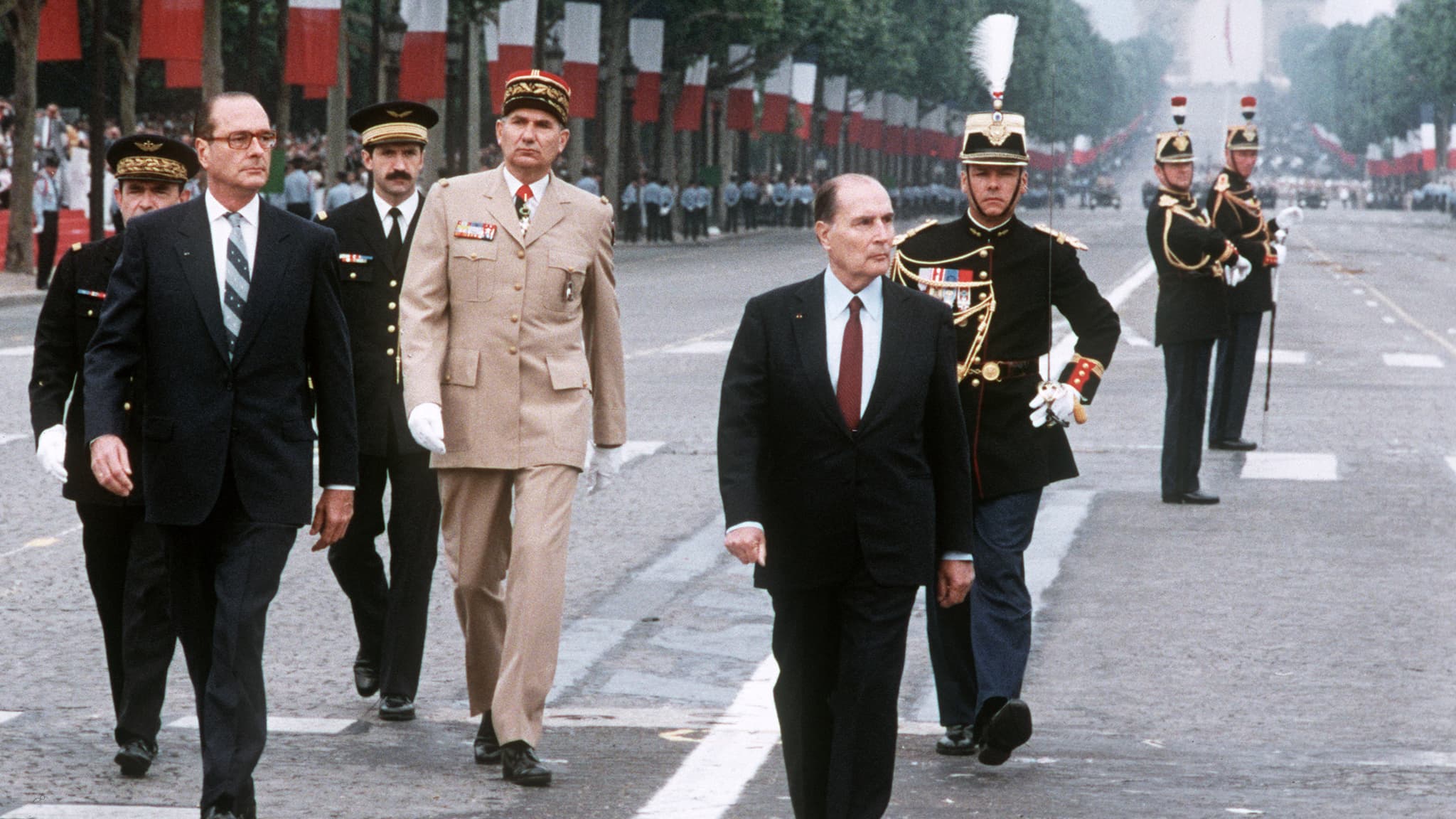 Qui est le chef? François Mitterrand et Jacques Chirac en marge du défilé militaire du 14 juillet 1986 Qui est le chef? François Mitterrand et Jacques Chirac en marge du défilé militaire du 14 juillet 1986