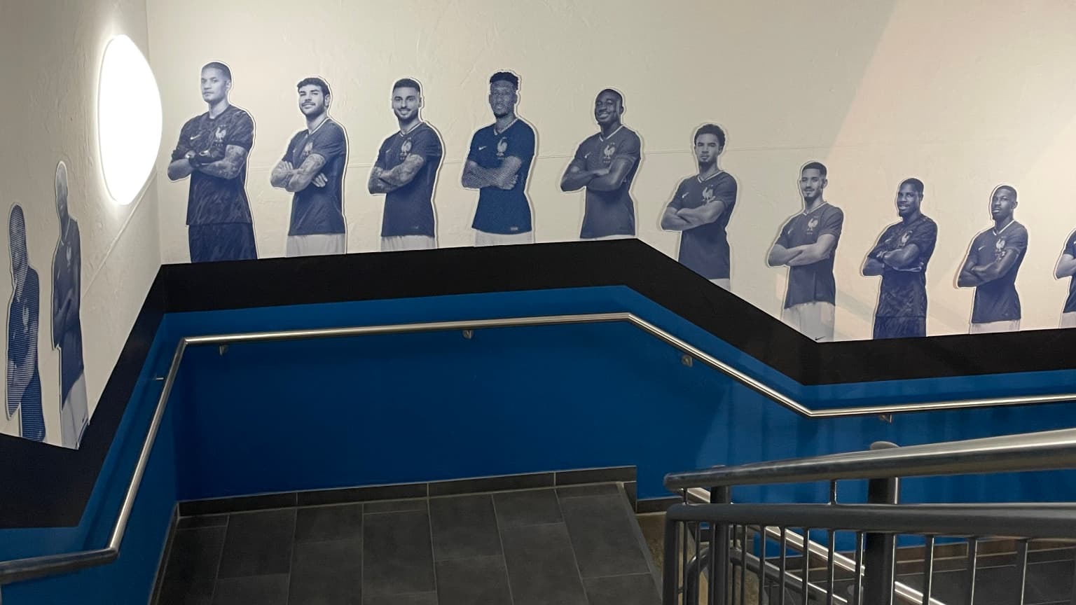 Une frise avec les joueurs de l'équipe de France habille les couloirs du stade de Paderborn Une frise avec les joueurs de l'équipe de France habille les couloirs du stade de Paderborn