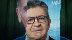 Des affiches électorales des candidats à la présidentielle française Reconquête! Eric Zemmour (g) et LFI Jean-Luc Mélenchon le 13 mars 2022 à Paris