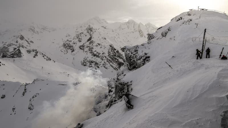 ILLUSTRATION - Des pisteurs et artificiers font exploser une charge en prévention d'avalanches, le 10 janvier 2018 à Val Thorens. 