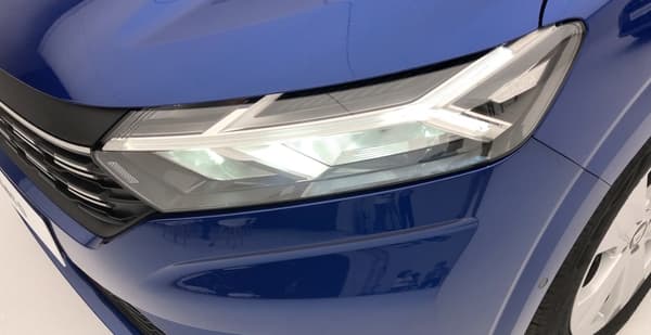 Cette Sandero inaugure une nouvelle signature lumineuse chez Dacia Cette Sandero inaugure une nouvelle signature lumineuse chez Dacia