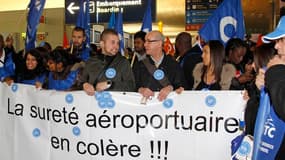 Manifestation du personnel de sureté à l'aéroport Charles-de-Gaulle à Roissy, en région parisienne. Les agents de sécurité ont reconduit pour jeudi leur grève dans les aéroports après le blocage des discussions avec les médiateurs nommés par le gouverneme