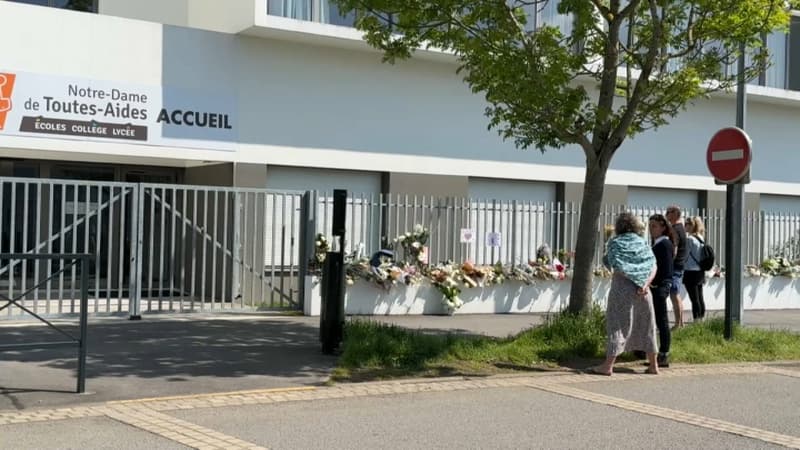 De nombreux bouquets de fleurs ont été déposés devant le Lycée Notre-Dame de Toutes-Aides à Nantes. (Photo d'illustration)