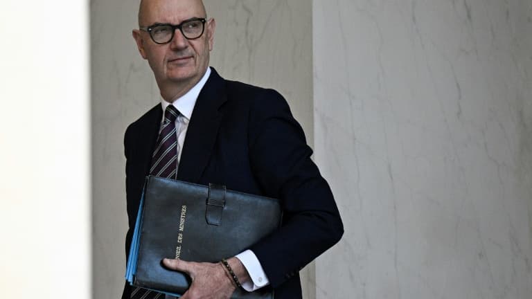 Le ministre l'Économie et des Finances, Roland Lescure, quitte le palais de l'Élysée après le Conseil des ministres hebdomadaire, à Paris, le 2 décembre 2025 (photo d'illustration). 