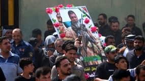 Des Irakiens portent le portrait d'Abou Tahsine, combattant irakien, lors de ses funérailles à Basra le 30 septembre 2017. 