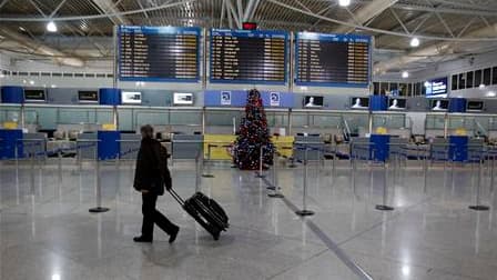 Dans l'enceinte de l'aéroport d'Athènes, mercredi jour de grève. Les transports publics, aériens et maritimes sont paralysés mercredi matin en Grèce à l'occasion d'une nouvelle journée d'action contre la politique d'austérité. /Photo prise le 15 décembre
