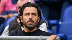 L'entraîneur italien Fabio Grosso avec une grosse cicatrice à l'oeil gauche pendant un match de l'OL en Ligue, novembre 2023