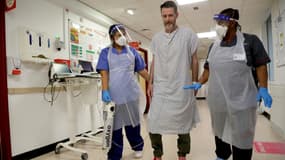 Des infirmières aident le patient Justin Fleming à remarcher après avoir été malade du Covid-19, à l'hôpital King's College de Londres (Royaume-Uni) le 27 janvier 2021.