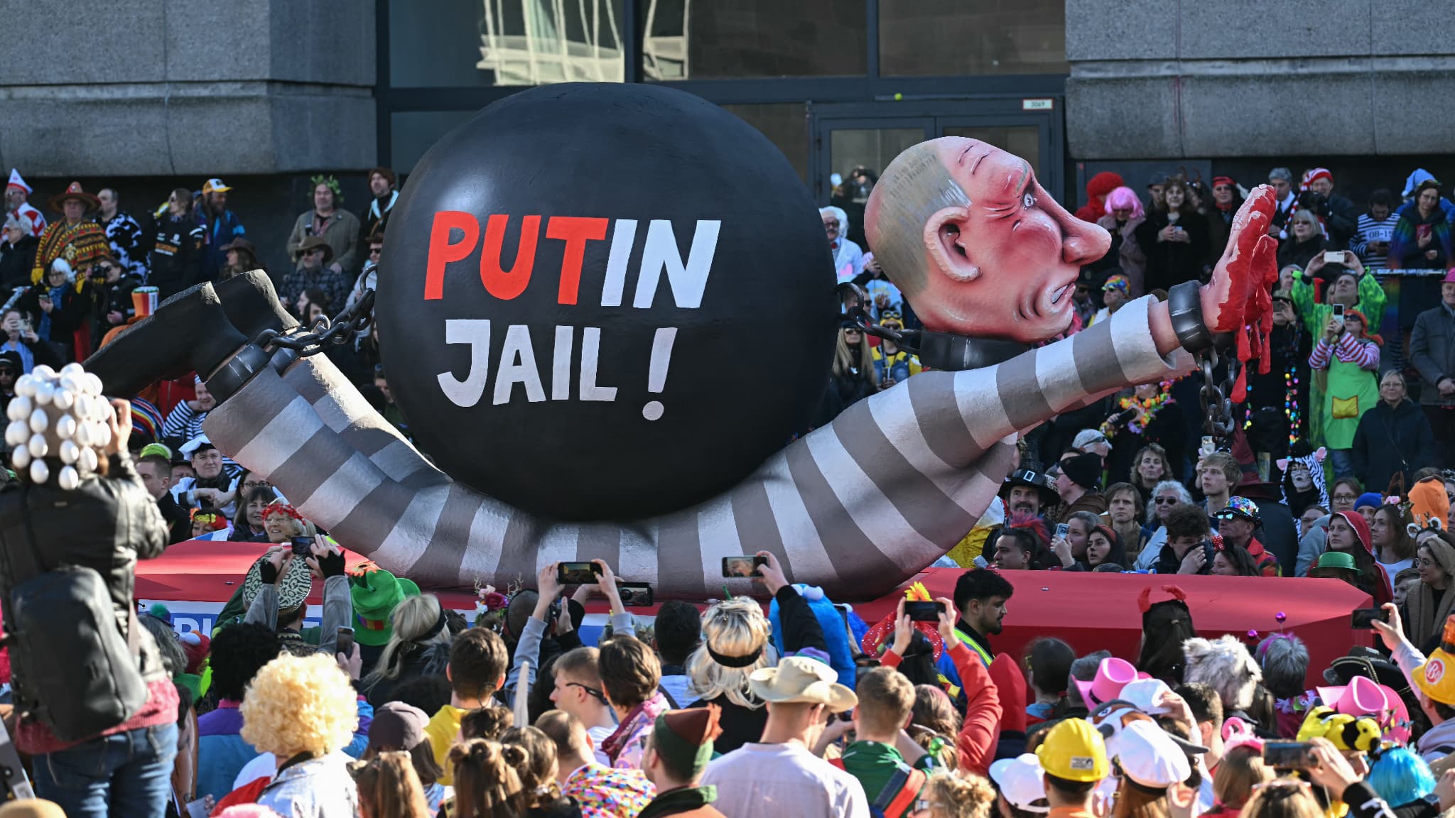 Une sculpture satirique montrant le président russe Vladimir Poutine en tenue de prisonnier au carnaval de Düsseldorf (Allemagne), le 3 mars 2025.