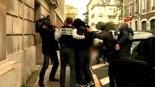 le principal suspect Mickaël Baehrel escorté par la police