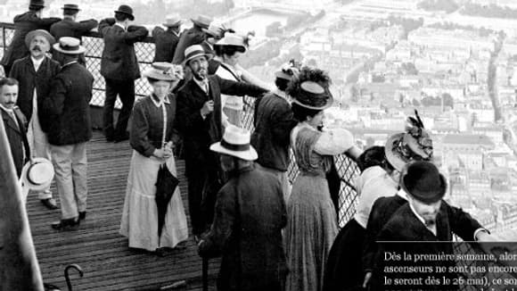 Le visiteur peut zoomer sur les visages des premiers visiteurs qui ont découvert la Tour Eiffel en 1889.