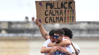 Matthieu Jalibert lors des célébrations devant une pancarte chambreuse contre Henry Pollock, le 25 mai 2025 à Bordeaux