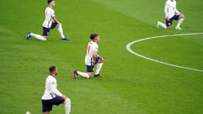Des joueurs anglais posant un genou à terre pendant l'Euro 2021