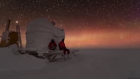 Une aurore australe sur la base Concordia, en Antarctique, où des scientifique étudient pendant un an ce que serait la vie sur Mars.