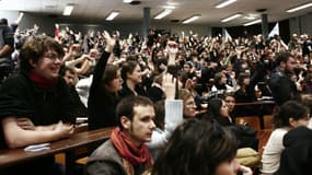Plusieurs centaines d'étudiants de l'université Lyon II à Bron réunis en assemblée générale, le 8 novembre 2007