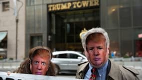 Des personnes portant un masque de Donald Trump, le 1er avril 2017 à New York, devant la Trump Tower