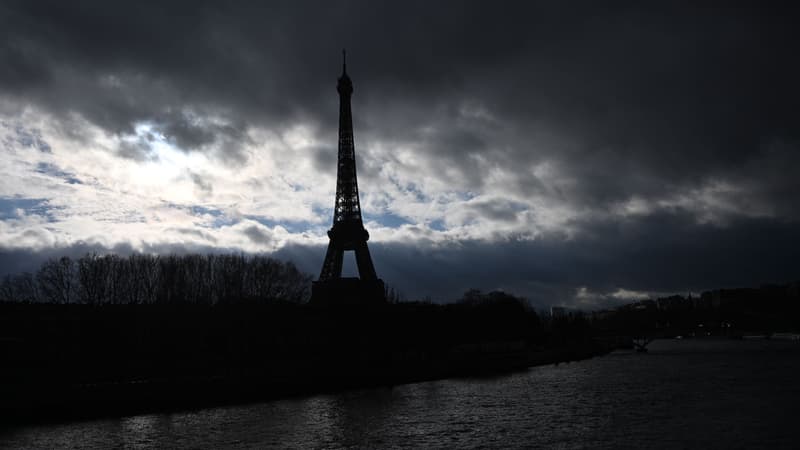 La Tour Eiffel sous les nuages, le 6 janvier 2023. 