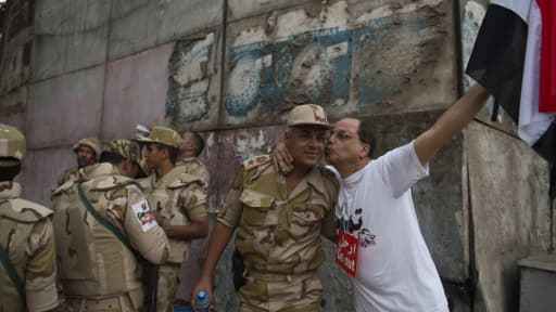 Un anti-Morsi embrasse des soldats, mercredi, après la destitution du président.