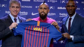 Arturo Vidal (centre) a signé lundi son contrat avec Barcelone.