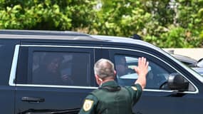 Donald Trump arrive à l'aéroport de West Palm Beach pour se rendre à New York, le 3 avril 2023.