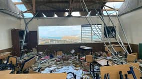 Cette photographie montre une salle de classe de l'école primaire Cavani détruite dans la capitale Mamoudzou le 14 décembre 2024 après que le cyclone Chido ait frappé le territoire français de Mayotte dans l'océan Indien. 