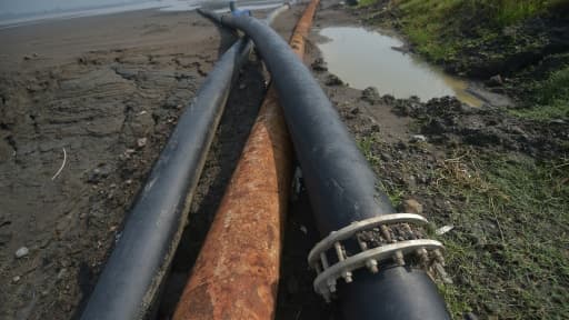 Vue en date du 28 mars 2016 de la zone dévastée en 2006 par un torrent de boue à Sidoarjo sur l'île de Java en Indonésie