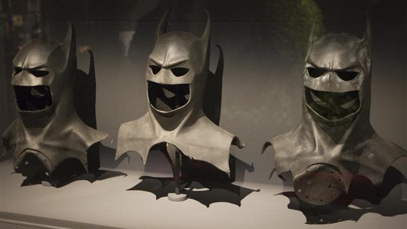 Des étudiants chercheurs britanniques affirment calculs à l'appui que si Batman s'élançait réellement dans les airs, il s'écraserait au sol et que sa chute serait très probablement mortelle. "Si Batman veut survivre au vol, il a définitivement besoin d'un