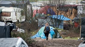 Une femme et son enfant dans la "jungle" de Calais. 