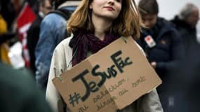 Une étudiante manifeste contre la réforme le 6 février 2018 à Lyon