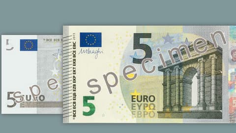 Le nouveau de billet de cinq euros sera introduit progressivement dans l'économie européenne.