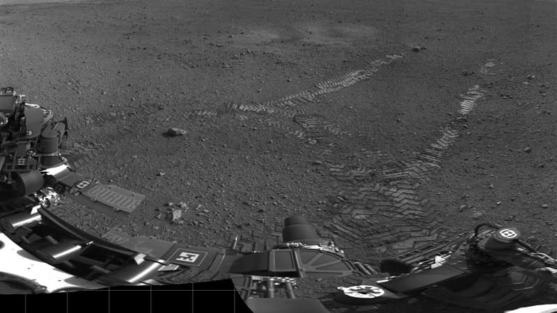 Le robot Curiosity, qui était resté immobile sur ses six roues depuis son arrivée sur Mars le 6 août pour examiner si la vie a pu être possible sur la "planète rouge", a effectué mercredi son premier déplacement. /Image du 22 août 2012/REUTERS/JPL/Nasa