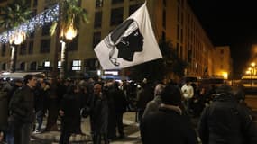 200 personnes se sont réunies devant le commissariat d'Ajaccio pour protester contre l'arrestation de trois activistes indépendantistes corses le 1er décembre 2022