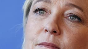 Marine Le Pen, qui a soulevé un tollé en prônant l'interdiction du port du voile islamique et de la kippa dans la rue en France, a demandé samedi aux juifs français de consentir ce "petit sacrifice", même si leur signe religieux ne "pose pas problème". /P